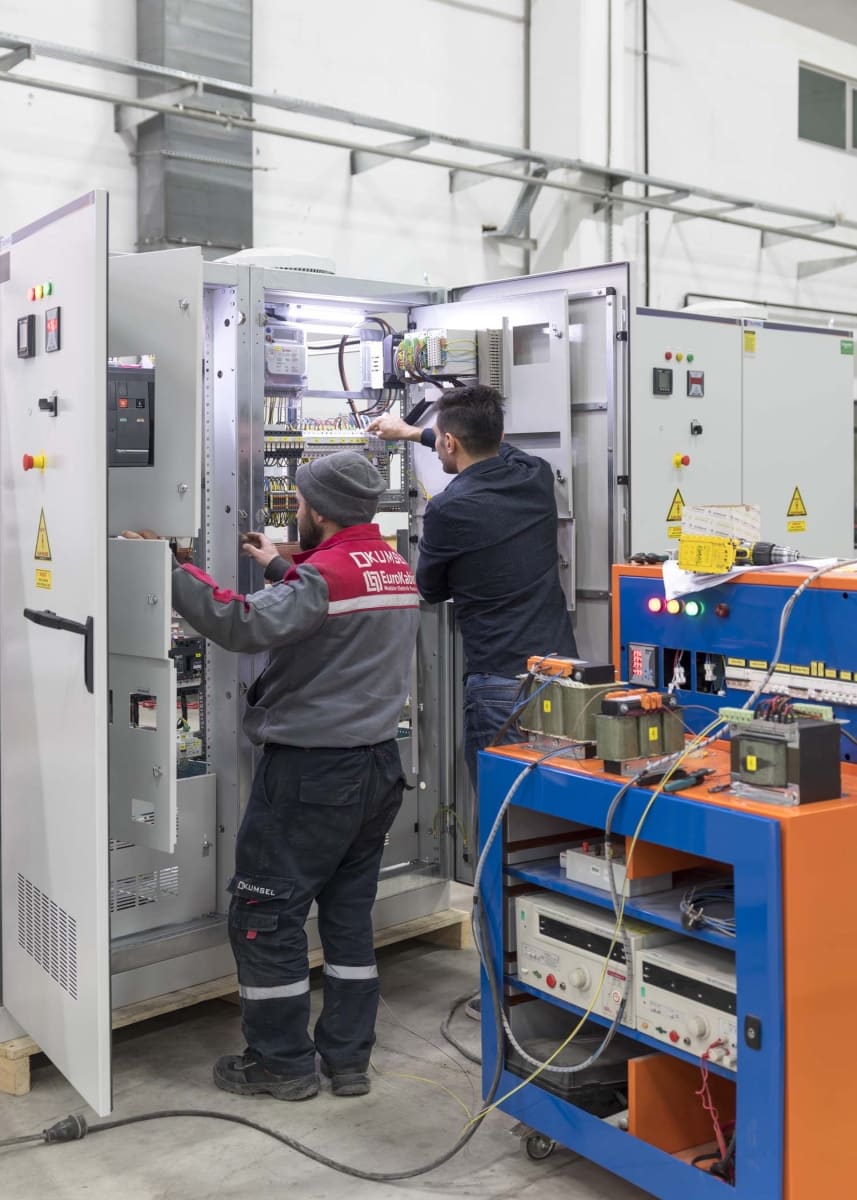 Teknisyenler panoda test ve kontrol yapıyor